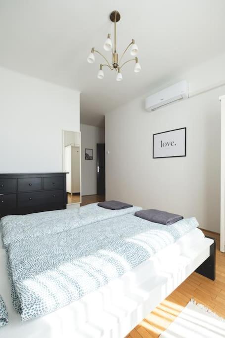 Bright Downtown Balcony Retreat Apartment Budapest Exterior photo