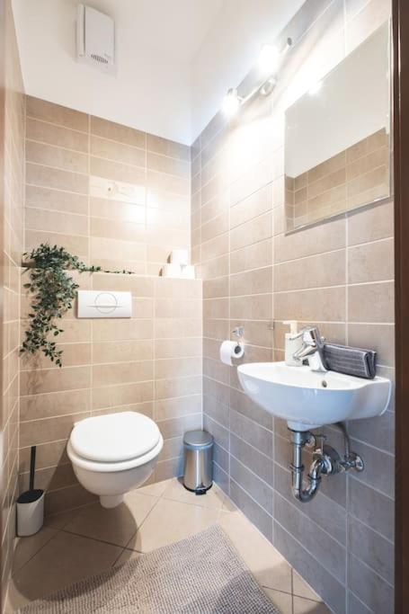 Bright Downtown Balcony Retreat Apartment Budapest Exterior photo