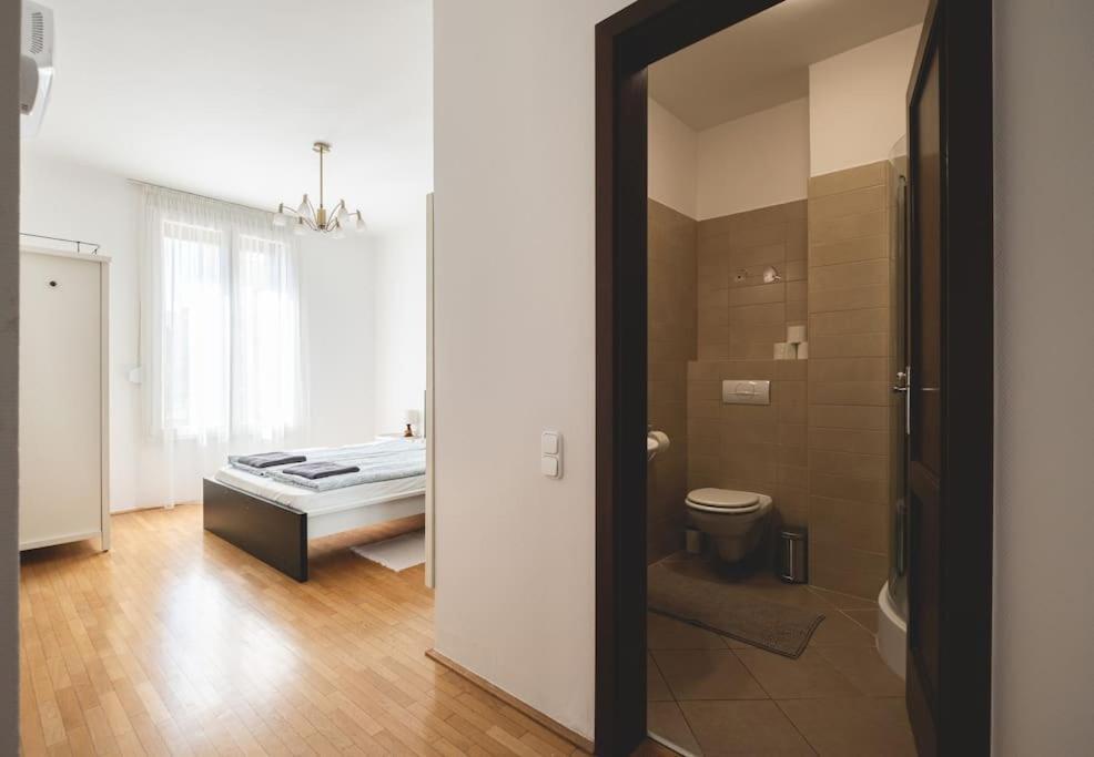 Bright Downtown Balcony Retreat Apartment Budapest Exterior photo