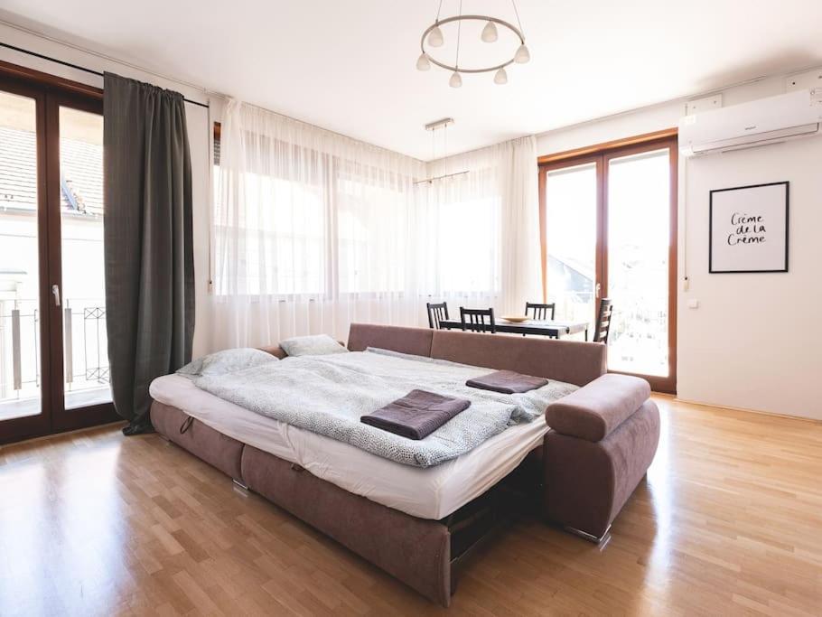 Bright Downtown Balcony Retreat Apartment Budapest Exterior photo